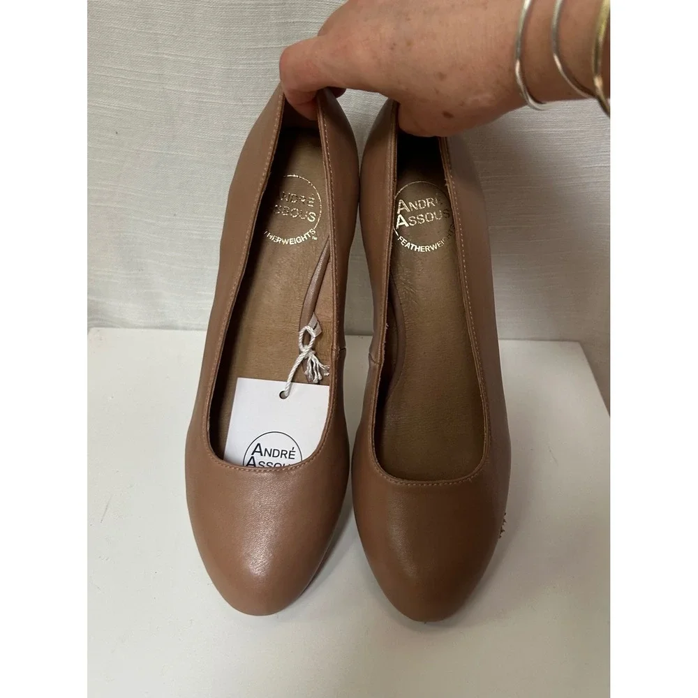 Andre Assous Featherweights Tan Leather Wedge Pumps Round Toe Shoes 8M